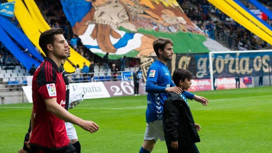 Los jugadores de Oviedo y Mirandés salen al campo en el Tartiere.