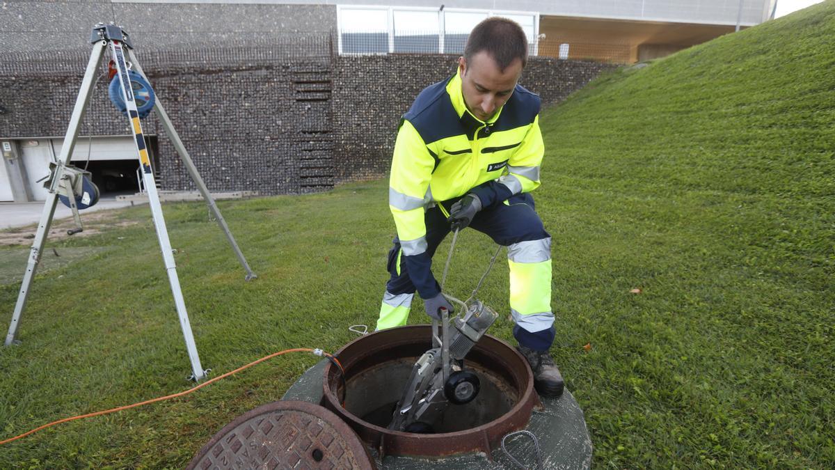 Gracias a una cámara robotizada, el operario puede ver el interior de la tubería