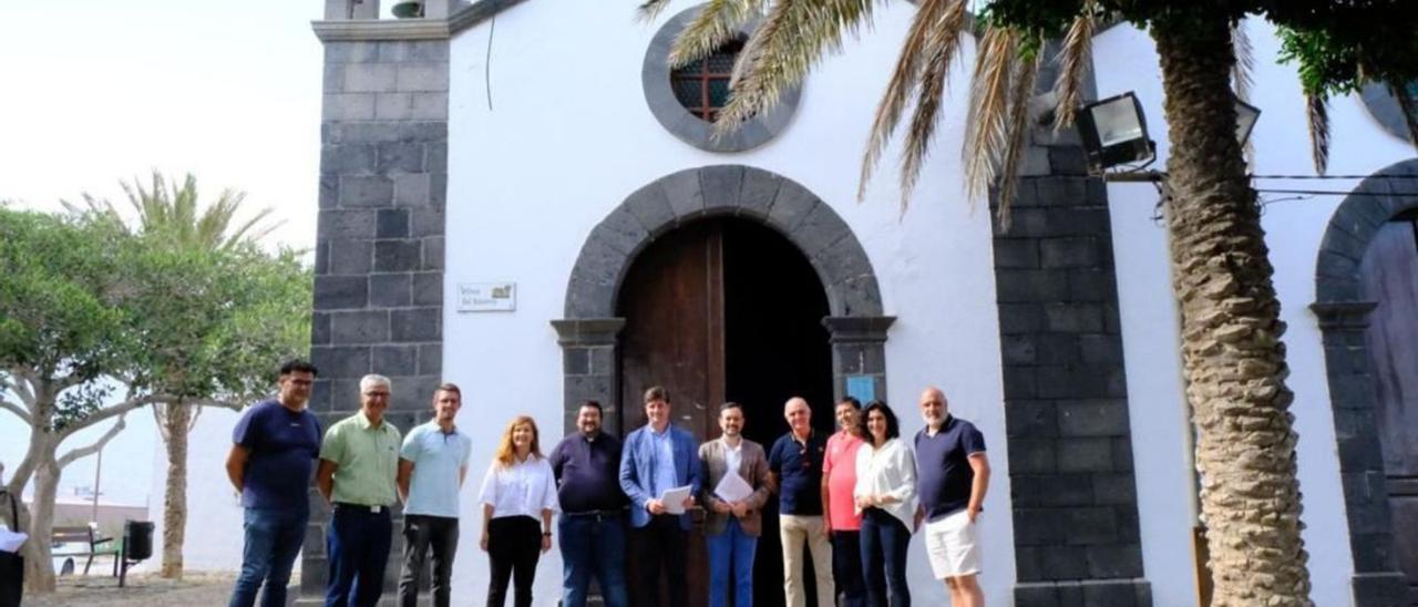 Emilio Navarro (c) lideró la visita de dirigentes del PP a la ermita de El Socorro.