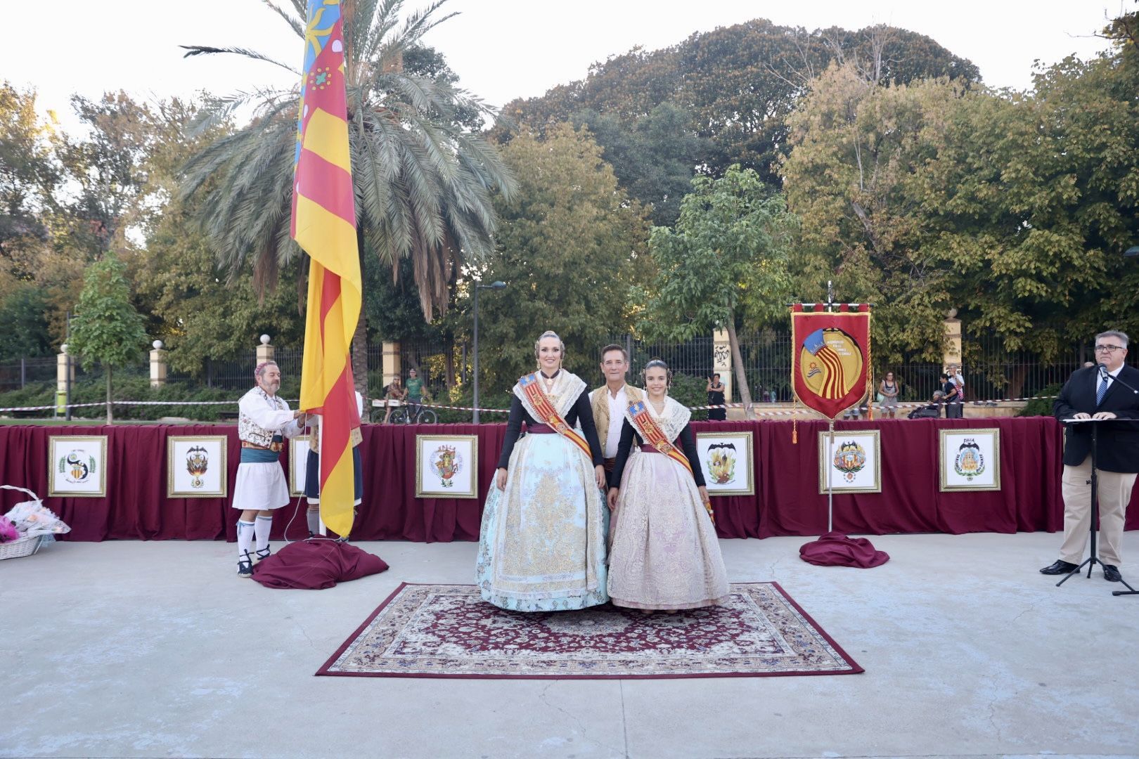 Las fallas de Camins al Grau izan la Senyera