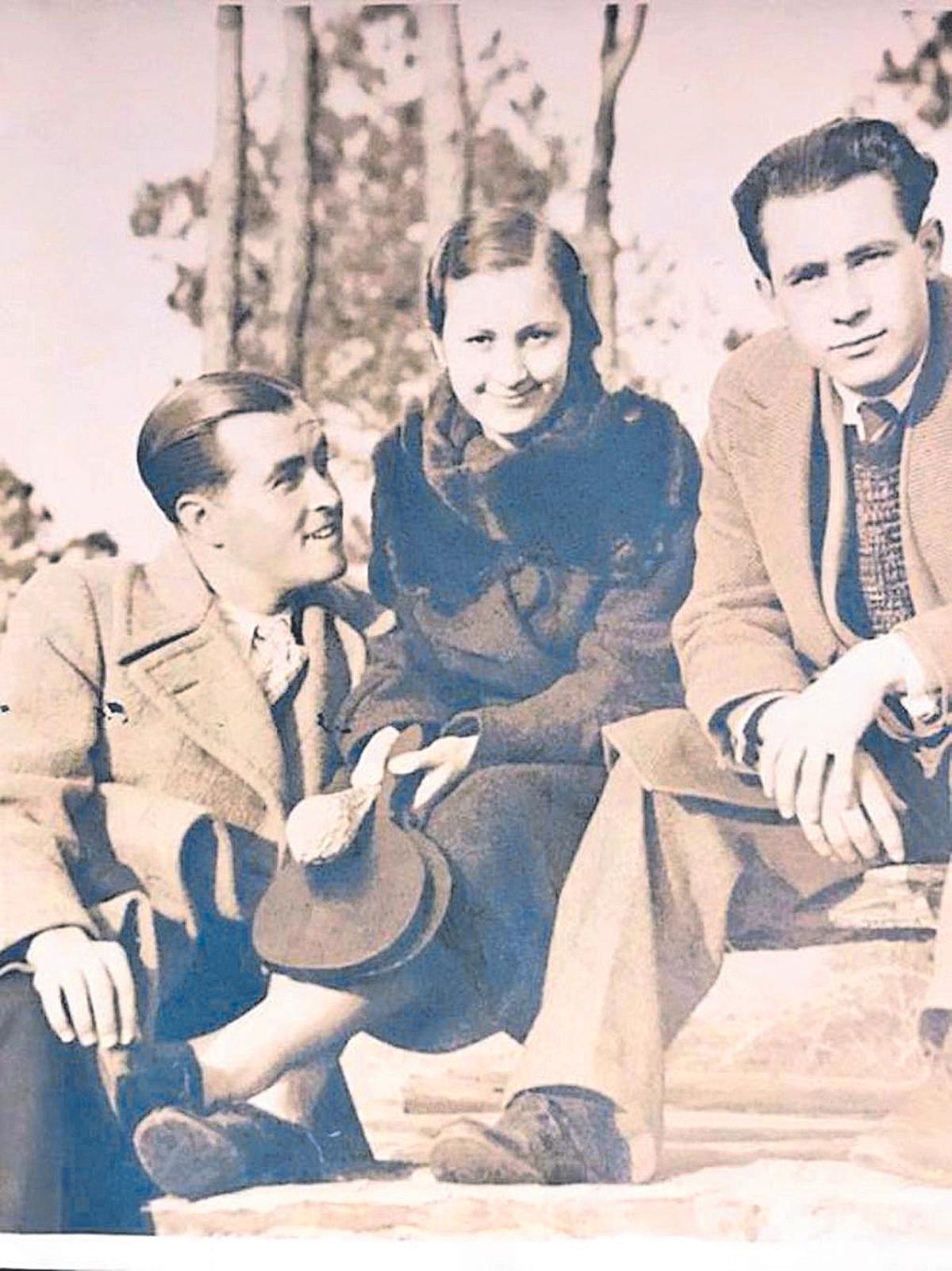 Vicente Rueda (derecha) con su hermana Fidela y el marido de esta, Laureano León.