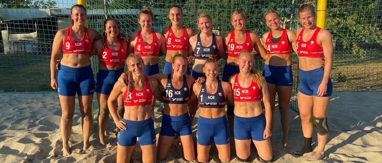 Las jugadoras de selección de Noruega de balonmano playa que se negaron a jugar en bikini.