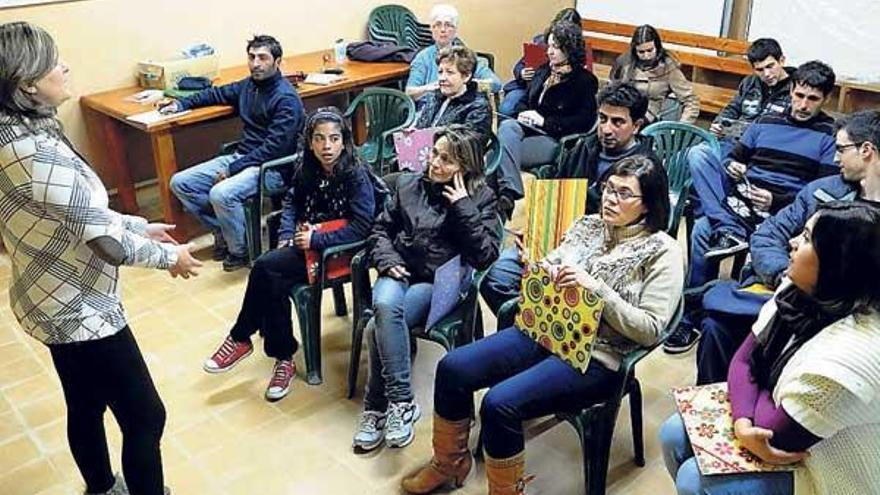 Olga Costa conversa con los alumnos al principio del curso.  // Iñaki Abella