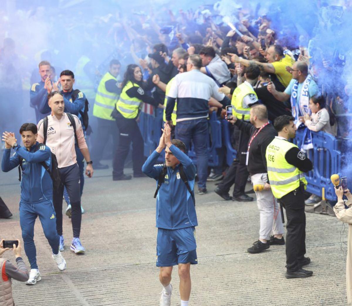 A la izquierda, la afición del Oviedo espera la llegada de los jugadores al túnel del Tartiere. A la derecha, Calvo y Reina agradecen el calor de los suyos. | MIKI LÓPEZ