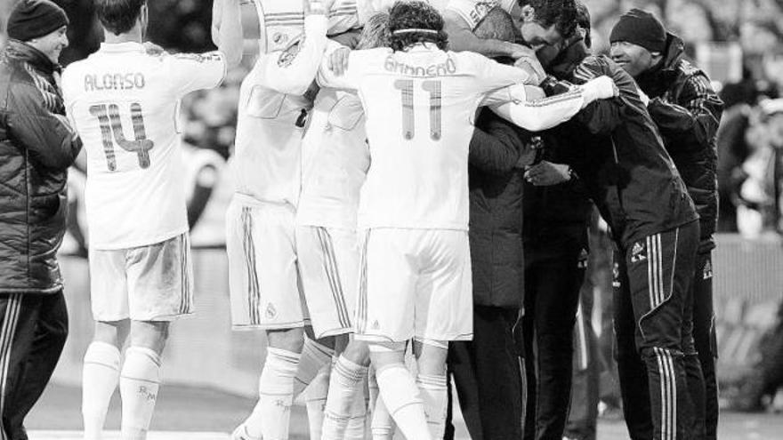 Cristiano Ronaldo observa a Roberto Carlos y a Florentino Pérez durante el homenaje que el Madrid tributó al brasileño.