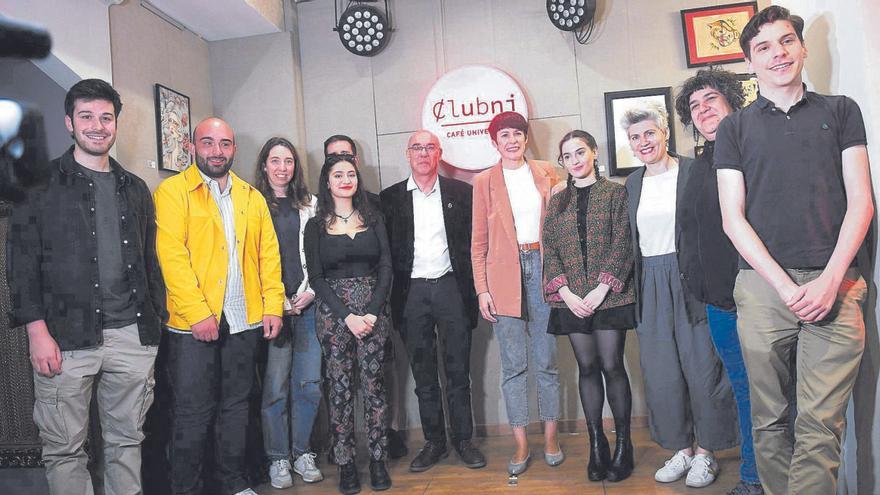 Pontón, en el centro con el candidato de A Coruña, Francisco Jorquera, se tomó ayer un café con creadores digitales  / C.Pardellas