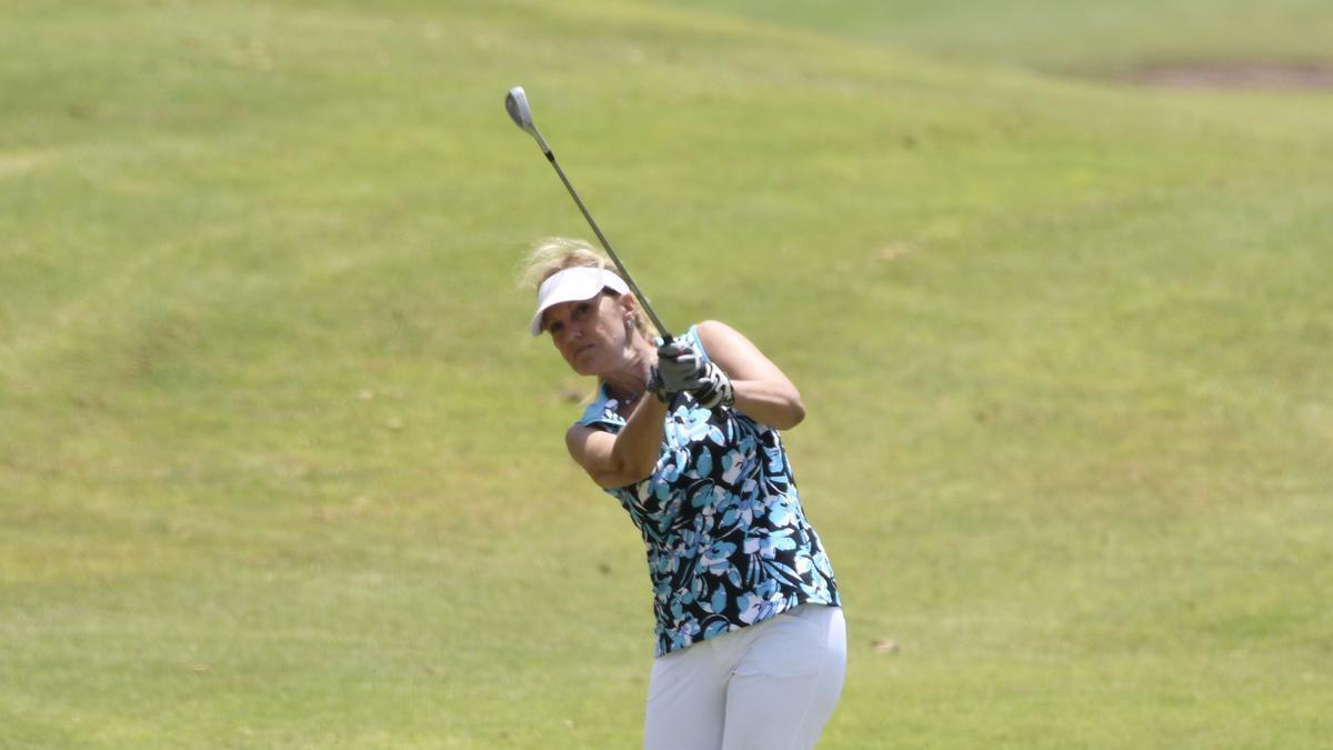 María Jesús Betancor golpea una bola durante el recorrido en el Salobre Golf en el día de hoy