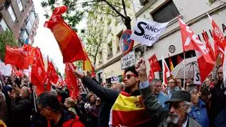Simpatizantes de Sánchez se concentran mientras el PSOE celebra el comité federal
