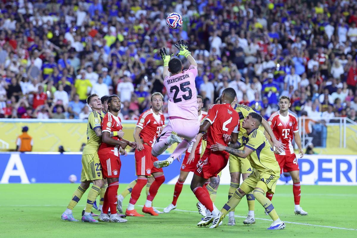 Marchesin, de Boca, en un intento por blocar un centro del Bayern.