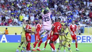 Marchesin, de Boca, en un intento por blocar un centro del Bayern.
