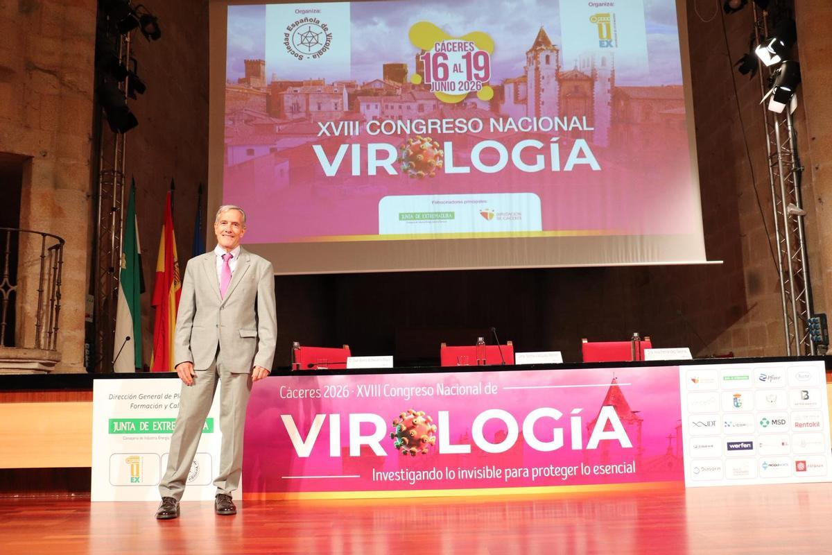 Juan Emilio Echevarría, en el XVIII Congreso Nacional de Virología.