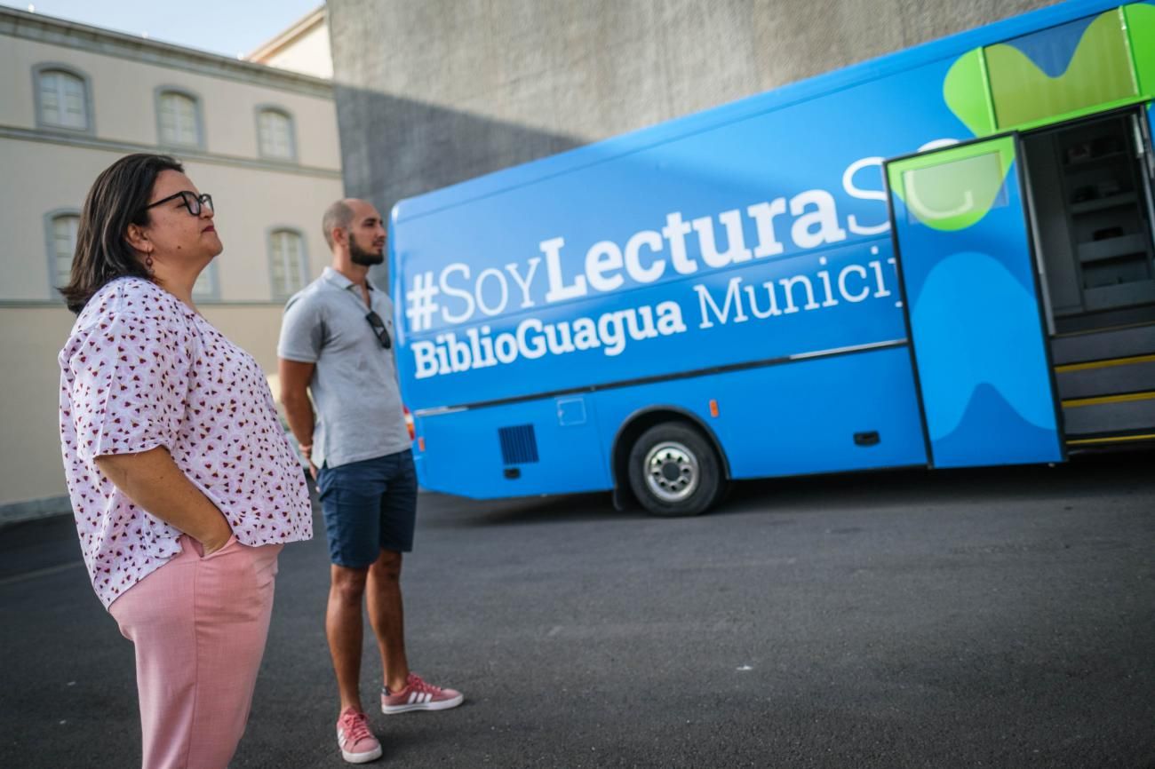 Regreso de la biblioguagua en Santa Cruz de Tenerife, la única de Canarias