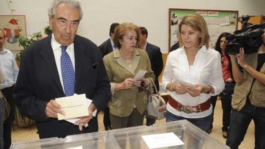 Cospedal se muestra &quot;tranquila&quot; en el momento de la votación