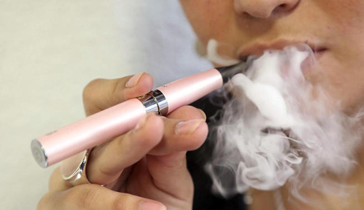 Un usuario de un cigarrillo electrónico.