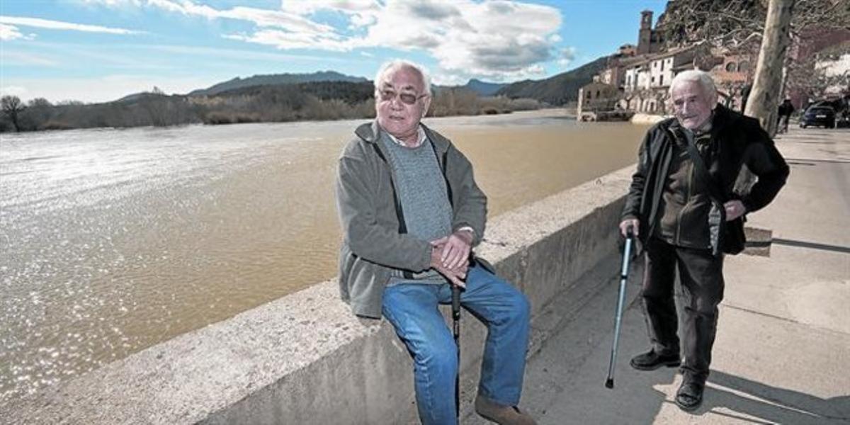 debat A lA riBa Antonio Treig (a l’esquerra)i Josep Papaseit, dos veïns de Miravet, a Tarragona, treuen ferro a l’ímpetu de l’Ebre, dimecres passat. debat A lA riBa Antonio Treig (a l’esquerra)i Josep Papaseit, dos veïns de Miravet, a Tarragona, treuen ferro a l’ímpetu de l’Ebre, dimecres passat.