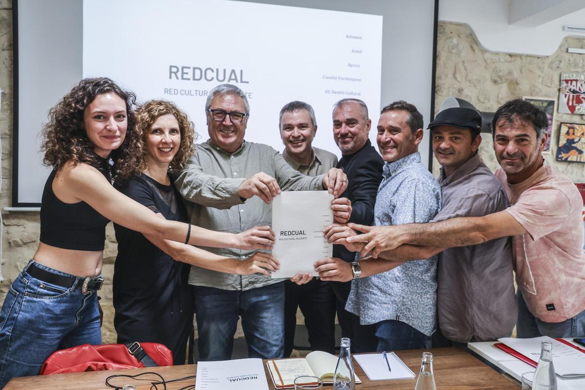 Roo Castillo, Asun Noales, Pepe Ayelo, Amadeo Vañó, Juan Carlos García, Ximo Ponce, Quique Montoya y Morgan Blasco.