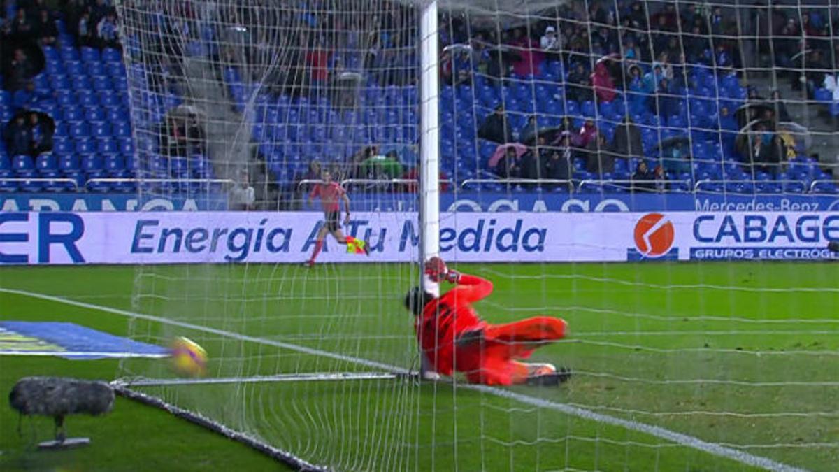 El portero del Albacete no evita el gol... ¡y se parte la nariz!