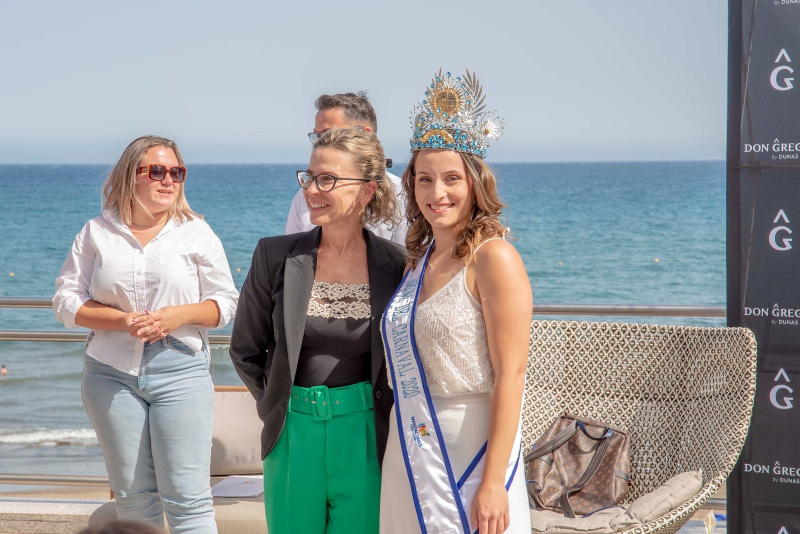 Andrea Encinoso, la reina saliente, junto a la alcaldesa de San Bartolomé de Tirajana, Conchi Narváez.