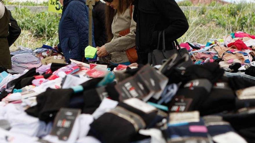 Uno de los puestos del mercadillo de los martes en la capital.