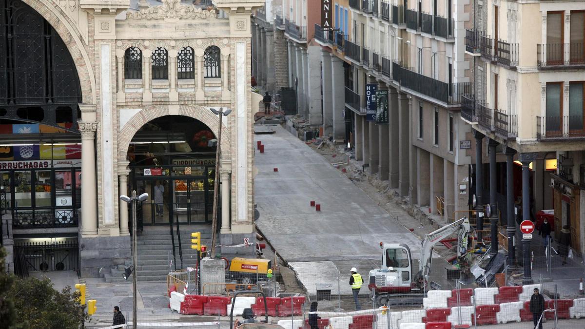 Obras de la línea 1 del tranvía a su paso por el Mercado Central de Zaragoza, en 2013.