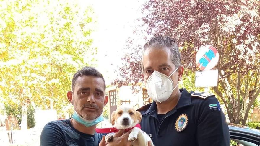 Damián junto al superintendente de la Policía Local y su perra Libertad, tras el reencuentro.