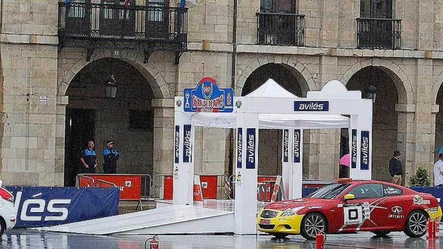 Podio de salida del Rally Histórico de Avilés.