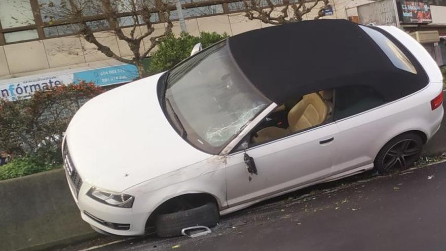 Corte en un carril en la avenida del Ejército tras subirse un coche a la mediana