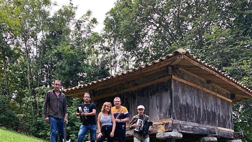 Vicente Trespalacios, Manolín Vela, Lucía Puentes, Alejandro Martín y Gregorio Trespalacios, junto a un hórreo en Pendueles.