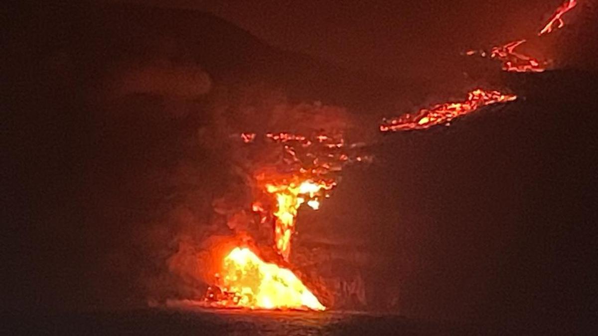 La lava del volcán de La Palma llega al mar