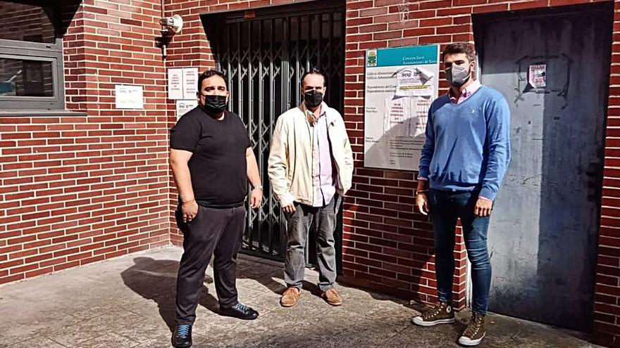 Por la izquierda, los ediles Javier Mateus y Hugo Nava y el asesor del grupo municipal, Borja Lapuerta, delante de la entrada de la OMIC. | R. A. I.