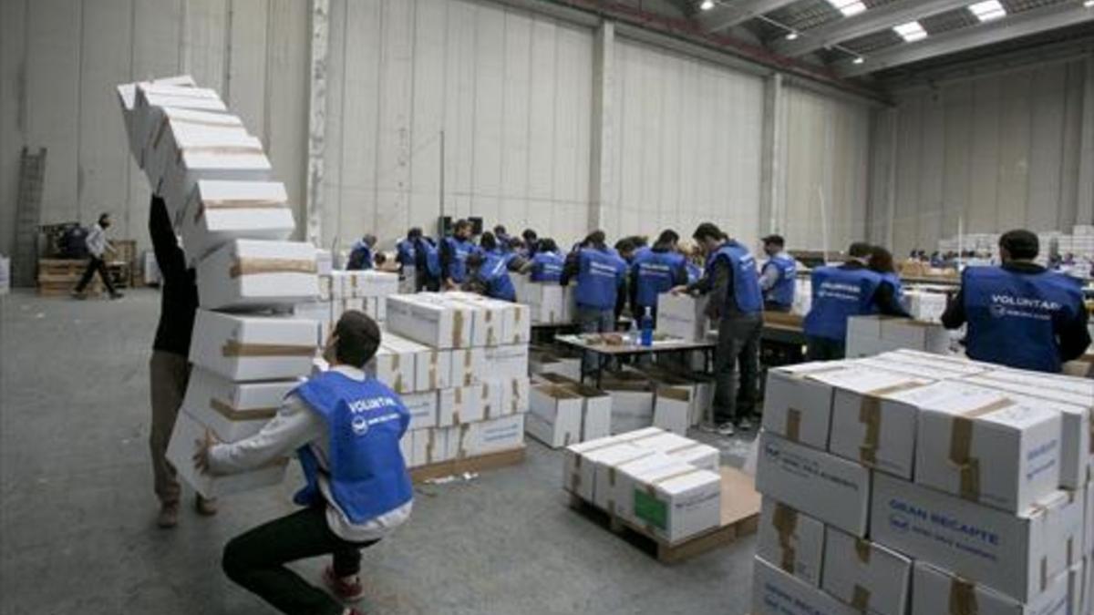 Banc dels Aliments. Voluntarios organizan las donaciones de alimentos para su posterior distribución.