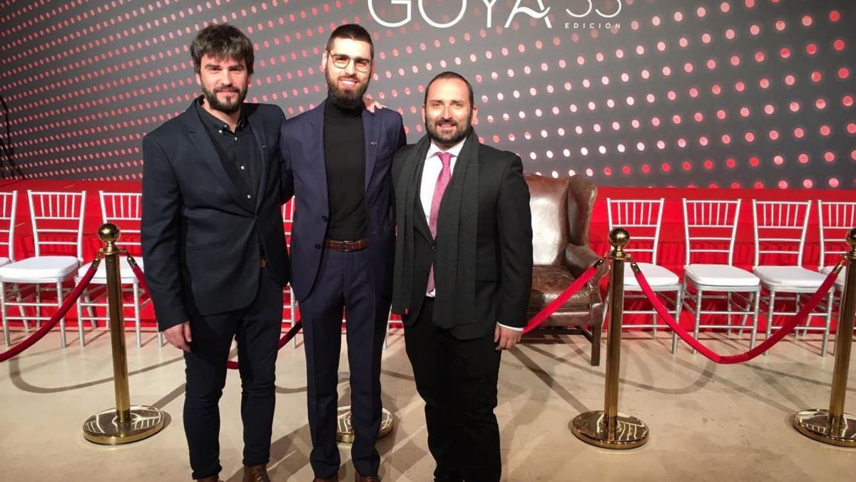 Joan Bover, a la izquierda, con Carles Bover y Marcos Cabotá, en los Goya de 2019. |