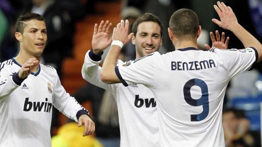Higuaín, Benzema y Ronaldo celebran el tanto del francés, el quinto del Real Madrid. // Chema Moya