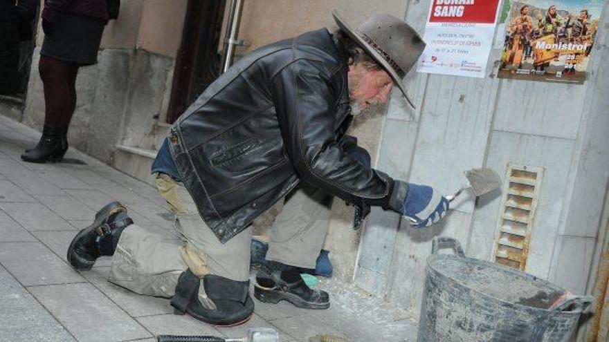 Col·locació d&#039;una de les plaques Stolpersteine a Manresa, el març passat