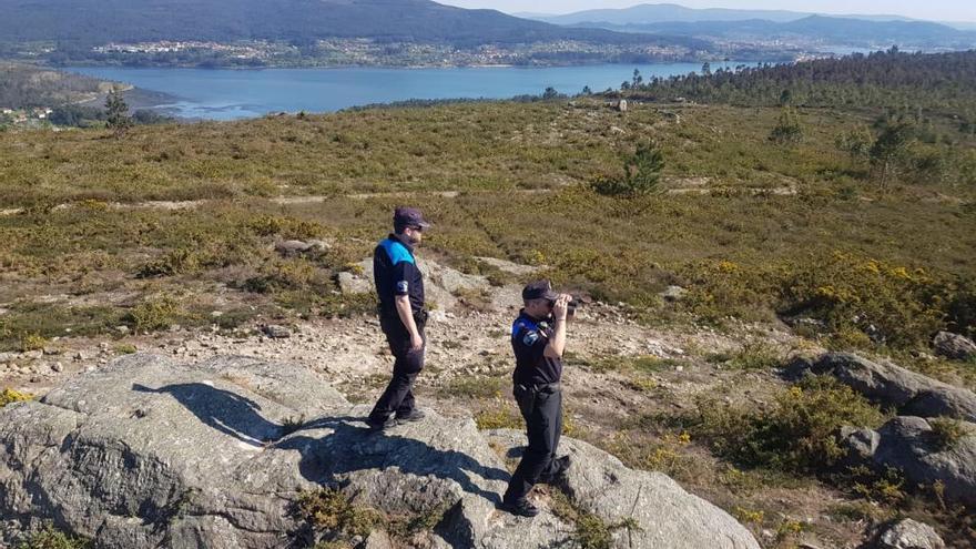 La Policía Local de Rianxo, vigilando desde el Monte da Pena.