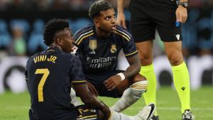 Rodrygo se interesa por Vinicius en el partido ante el Braga en Portugal