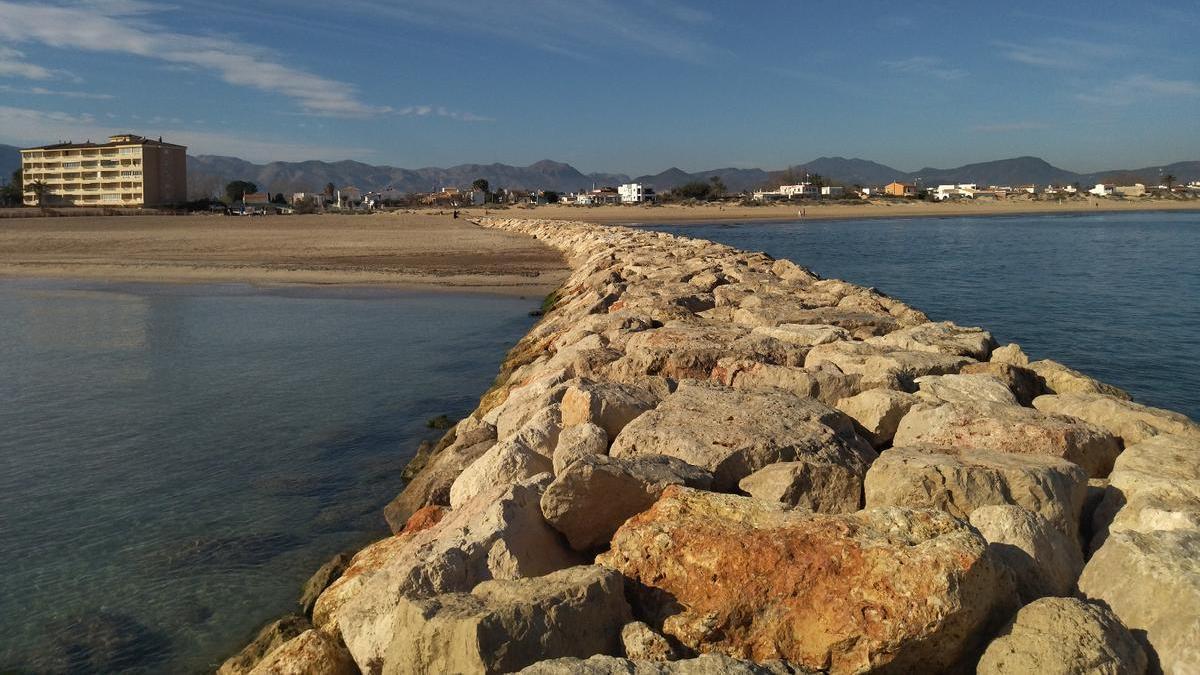 El arrecife que Costa construyó en 2023 a la altura del Molinell, entre Oliva y Dénia, que ha permitido recrecer varios metros la playa de les Deveses.