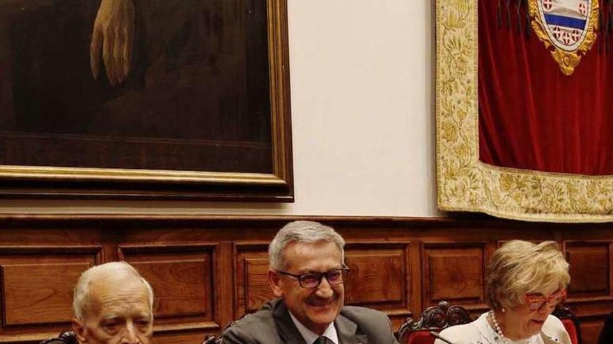 Luis Goytisolo, a la izquierda, Santiago García Granda y Josefina Martínez, ayer, durante la conferencia en la Cátedra Emilio Alarcos.