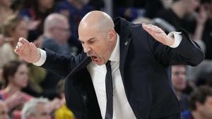 Joan Peñarroya no consigue la reacción en la Euroliga, aunque respira un poco más en la ABA League