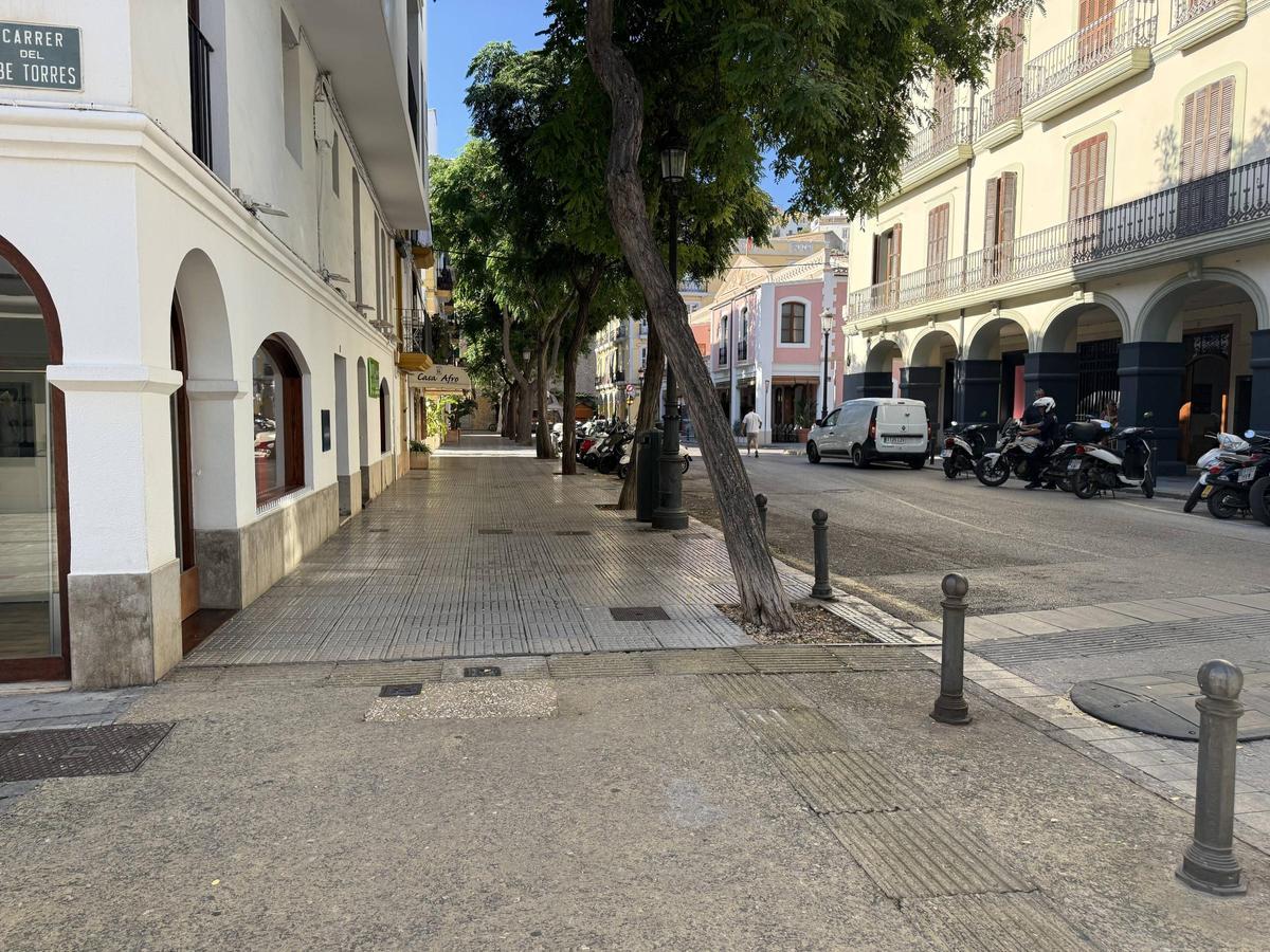 Más contraste de suelos en la confluencia de las calles Comte de Rosselló con Bisbe Torres.