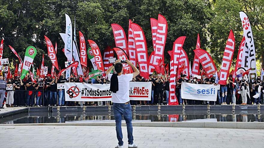 Un grupo de empleados protesta en la entrada de la junta. | M.A. MONTESINOS