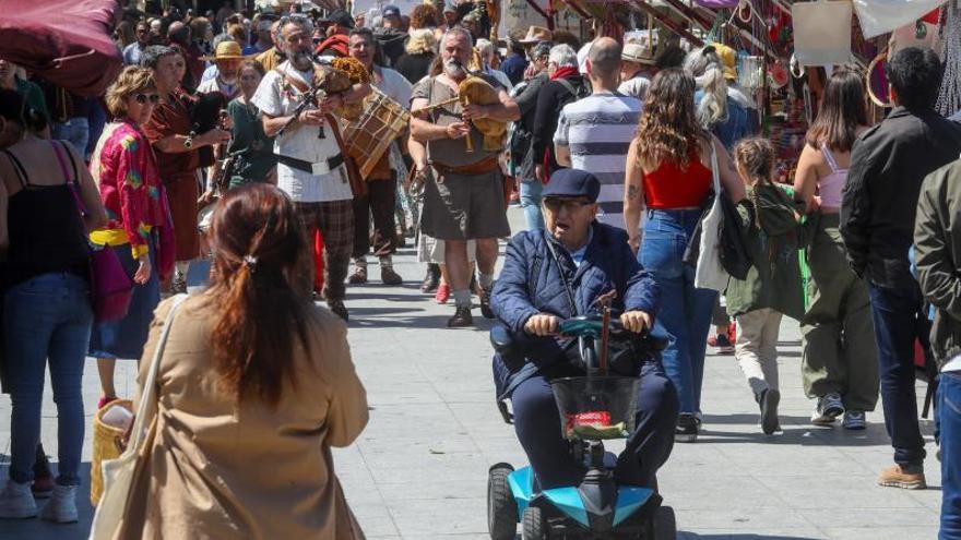 El parque de A Xunqueira se abarrotó para disfrutar de la música de Revólver.   | // IÑAKI ABELLA