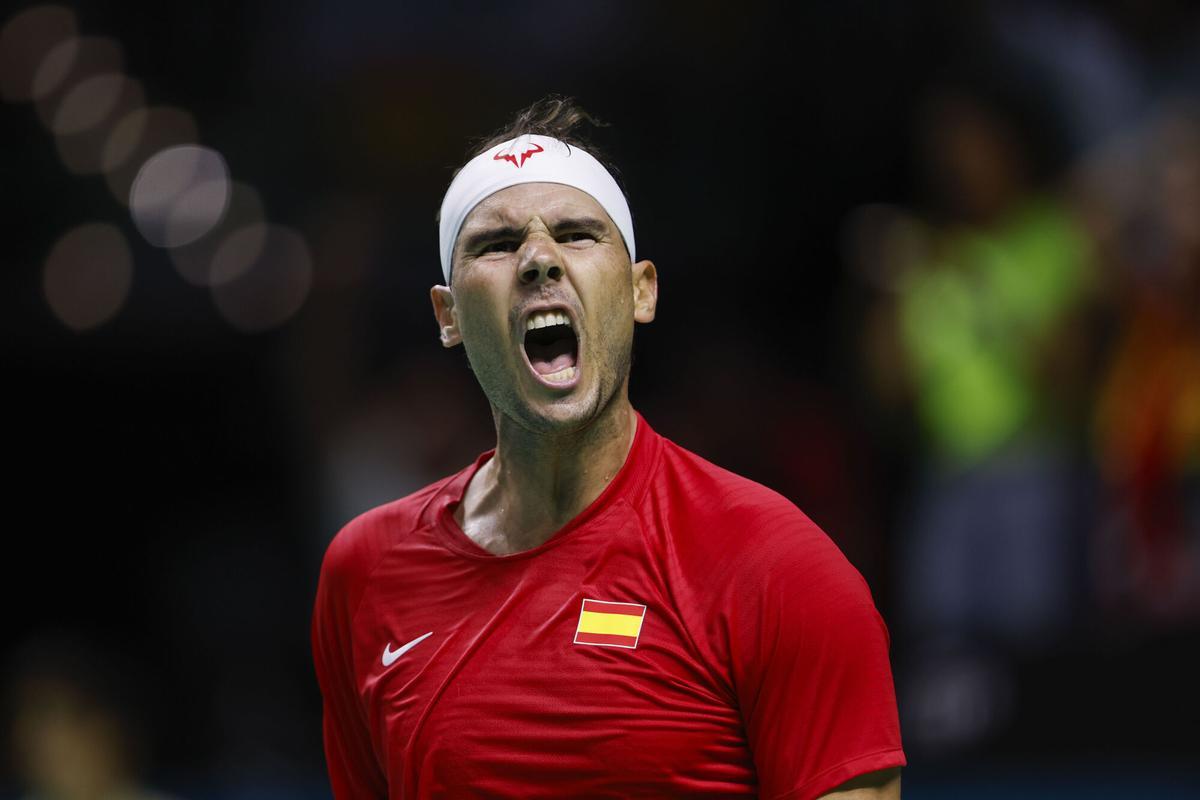 El tenista español Rafa Nadal ante el neerlandés Botic Van de Zandschulp durante el primer partido de los cuartos de final entre los equipos de España y Países Bajos, este martes en el Palacio de los Deportes José María Martín Carpena de Málaga (Andalucía). EFE/ Jorge Zapata