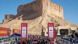 Carlos Sainz del equipo JCW X-Raid Team y su copiloto Lucas Cruz celebran su victoria con su equipo tras la última etapa del Rally Dakar 2020 en Qiddiya, Arabia Saudí.