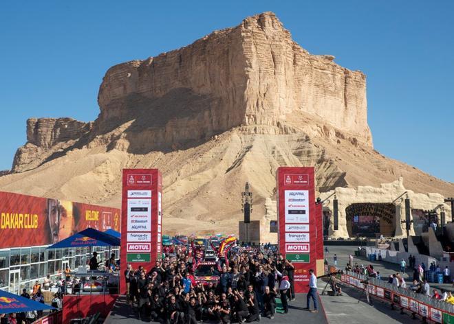 Carlos Sainz del equipo JCW X-Raid Team y su copiloto Lucas Cruz celebran su victoria con su equipo tras la última etapa del Rally Dakar 2020 en Qiddiya, Arabia Saudí.
