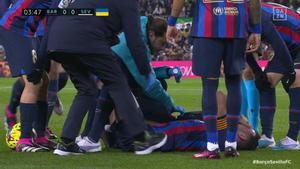 Busquets, lesionado, en el césped del Camp Nou.
