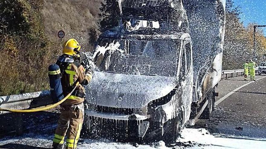 S&#039;incendia la cabina d&#039;un camió que anava buit a Sales de Llierca