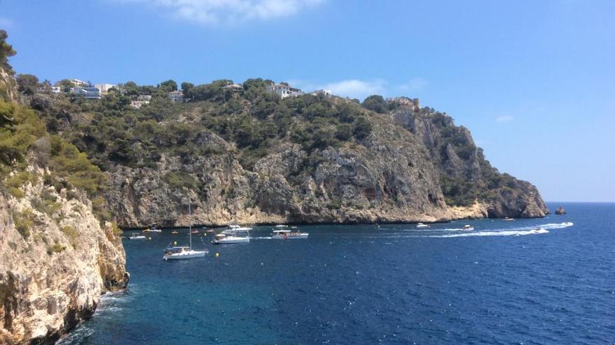 Las embarcaciones ya llenaban ayer esta cala, a la que solo se puede acceder por mar.