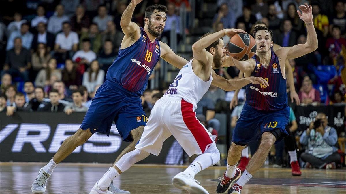 Los azulgranas Oriola y Heurtel presionan a Nacho Rodríguez, base del CSKA, en el partido de Euroliga jugado el pasado enero