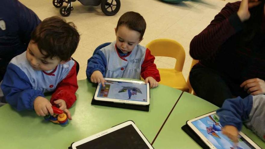 Un niño, concentrado en &quot;pintar&quot; un barco con una tableta digital.